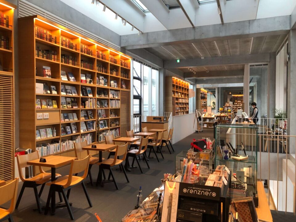 蔦屋書店の本が読めるスターバックス延岡店